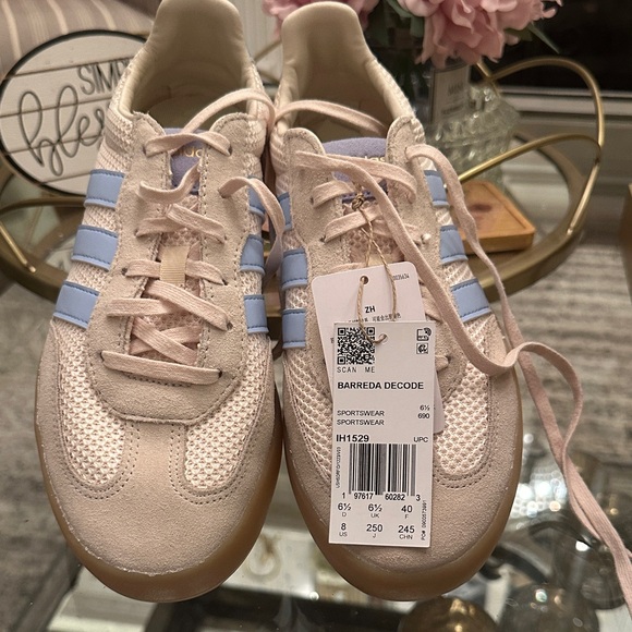 🆕 Adidas Barreda Decode Women's Beige and Light Blue Sneakers. BRAND NEW w/o box - Picture 2 of 11